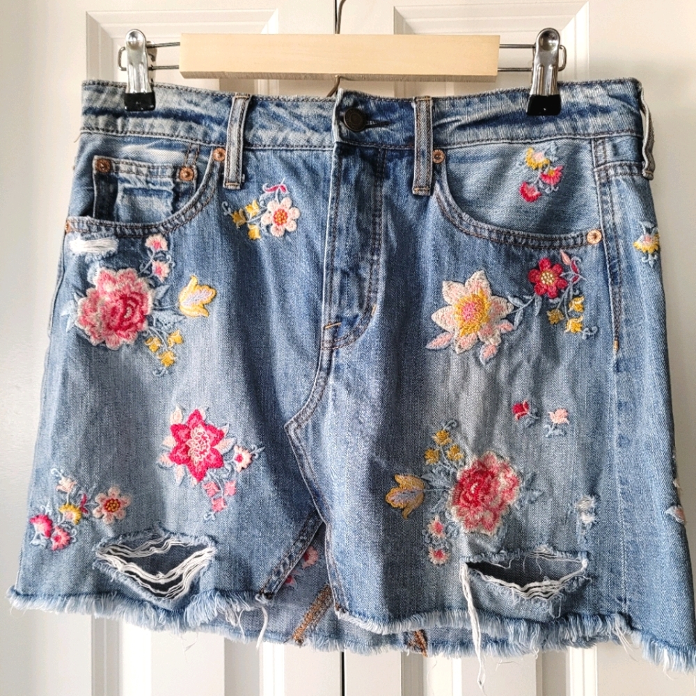 American Eagle Short Denim Embroidered Skirt